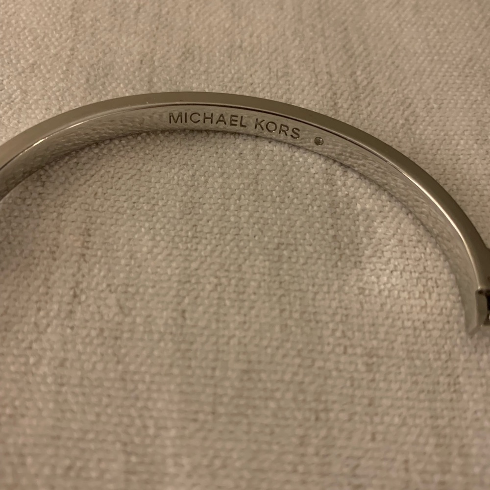 MICHAEL KORS hinged BANGLE BRACELET SILVER/TONE - Picture 6 of 6